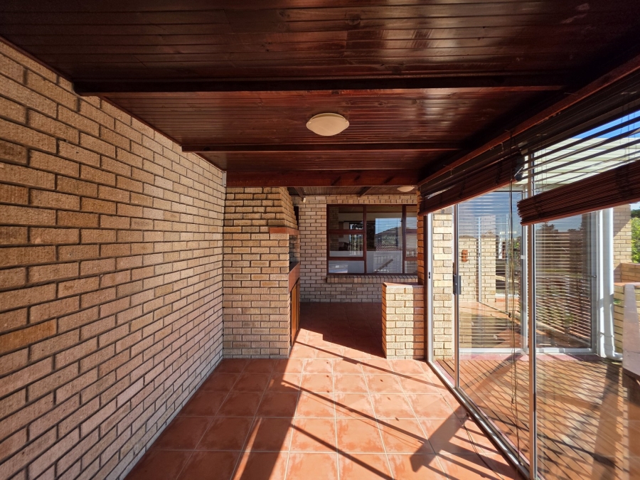 4 Bedroom Property for Sale in Wavecrest Eastern Cape